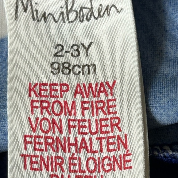 Mini Boden boys rashguard. Royal blue background with ivory dinosaurs .Size 2/3 - Picture 3 of 7